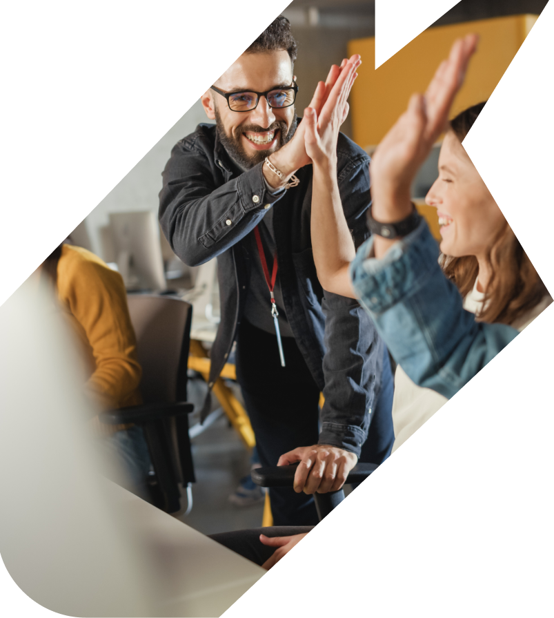 Personas en la oficina celebrando un proceso completado y funcional